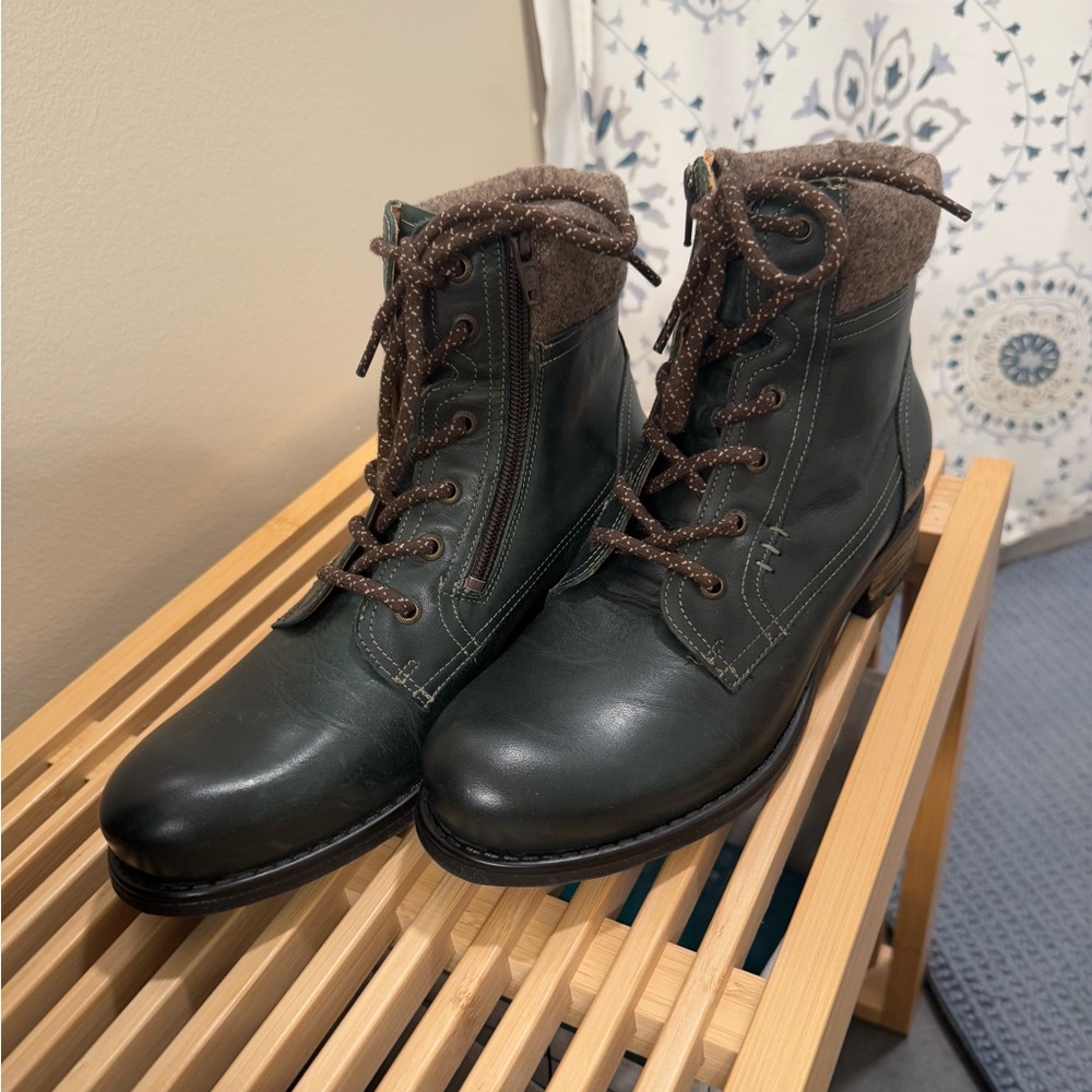 Taos Footwear Green Boots with Lace-up Design and Padded Collar